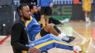 ATHENS, GREECE - JANUARY 13: Lorenzo Brown, #4 of Maccabi Playtika Tel Aviv warm up prior the 2022-23 Turkish Airlines EuroLeague Regular Season Round 19 game between Panathinaikos Athens and Maccabi Playtika Tel Aviv at OAKA on January 13, 2023 in Athens, Greece. (Photo by Panagiotis Moschandreou/Euroleague Basketball via Getty Images)