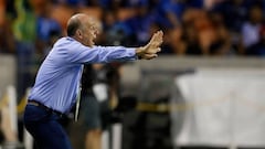 Honduras head coach Fabian Coito coaches during the CONCACAF Gold Cup Group C match against Curacao on June 21, 2019 at BBVA Stadium in Houston, Texas. (Photo by AARON M. SPRECHER / AFP)