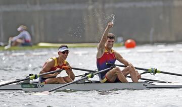 Diploma olímpico para Caetano Horta y Manel Belastegui que terminaron ganando la final B que otorgaba dicho privilegio.