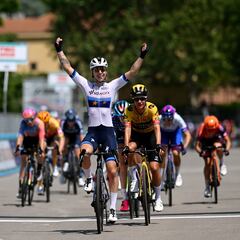 Wiebes vence al esprint a Vos en una jornada de transición