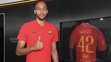 Steven N&acute;Zonzi posa junto a su nueva camiseta. Llevar&aacute; el dorsal 42 en el Roma.