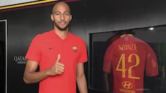 Steven N&acute;Zonzi posa junto a su nueva camiseta. Llevar&aacute; el dorsal 42 en el Roma.