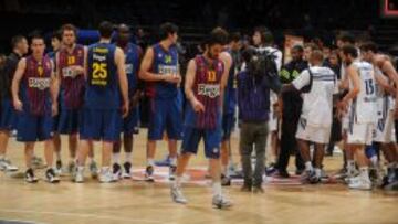 Navarro y los jugadores del Barça, tras el choque.