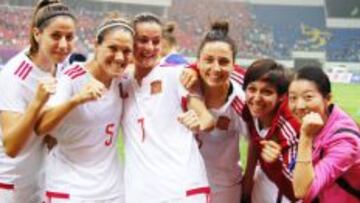 Vicky, Ruth, Natalia, Ivana y Corredera celebran el triunfo ante China junto a una aficionada local. 