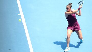 Sara Sorribes devuelve una bola ante Kirsten Flipkens durante su partido en el ASB Classic de Auckland, New Zealand.