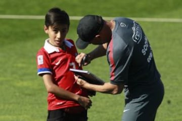 La selección chilena entrenó ante los hinchas en el Estadio Nacional, iniciativa para ayudar a Tocopilla.