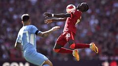 Man&eacute; controla el bal&oacute;n ante la presencia de Joao Cancelo.