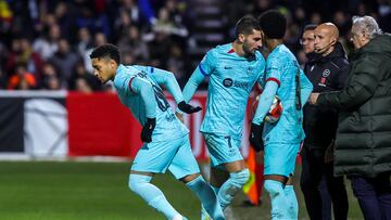 SALAMANCA, 18/01/2024.- El delantero brasileño del Barcelona, Vitor Roque (i) sustituye a su compañero Ferrán Torres consigue el segundo gol de su equipo durante el partido de octavos de final de la Copa del Rey de fútbol entre Unionistas de Salamanca y Barcelona, este jueves en el estadio Reina Sofía de Salamanca. EFE/ Kiko Huesca