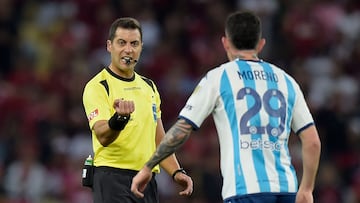 Uruguayan referee Gustavo Tejera gestures during the Copa Libertadores group stage second leg football match between Brazil's Flamengo and Argentina's Racing Club at Maracana stadium in Rio de Janeiro, Brazil, on June 8, 2023. (Photo by Alexandre LOUREIRO / AFP)