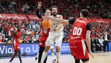 Sergio Llull y Ludde Hakanson , durante el partido de la sexta jornada de la liga Endesa.