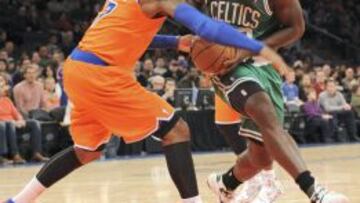 Brendan Bass intenta superar a Carmelo Anthony.
