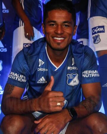 César Carrillo posó para las cámaras durante la presentación de la nueva camiseta de Millonarios.