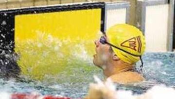 <b>COMO UN TIRO. </b>Javier Noriega se salió en la piscina de Cádiz.