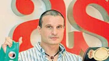 <b>TESOROS. </b>Castillejo posa con los cinturones de campeón mundial del Consejo y de la WBA.