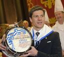 Xabi Alonso recibe el Tambor de Oro 2011