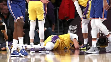 LOS ANGELES, CALIFORNIA - JANUARY 07: Anthony Davis #3 of the Los Angeles Lakers lays on the ground after being injured in a collision while defending Julius Randle #30 of the New York Knicks during the second half of a game at Staples Center on January 07, 2020 in Los Angeles, California. NOTE TO USER: User expressly acknowledges and agrees that, by downloading and/or using this photograph, user is consenting to the terms and conditions of the Getty Images License Agreement Sean M. Haffey/Getty Images/AFP
== FOR NEWSPAPERS, INTERNET, TELCOS & TELEVISION USE ONLY ==