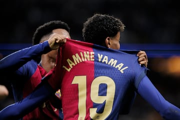 Alejandro Balde del Barcelona celebra de esta manera con Lamine Yamal el 0-3 durante el partido de la jornada 11 entre el Real Madrid y el F.C. Barcelona en el Estadio Santiago Bernab谷u de Madrid, el 26 de octubre de 2024. El partido acab車 con un 0-4 para los catalanes.