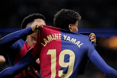 Alejandro Balde del Barcelona celebra de esta manera con Lamine Yamal el 0-3 durante el partido de la jornada 11 entre el Real Madrid y el F.C. Barcelona en el Estadio Santiago Bernabéu de Madrid, el 26 de octubre de 2024. El partido acabó con un 0-4 para los catalanes. 