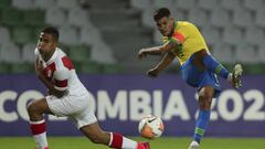 Brazil&#039;s Bruno Guimaraes, right, strikes the ball in an attempt to score against Peru during a South America Olympic qualifying U23 soccer match&nbsp;at Centenario stadium in Armenia, Colombia, Sunday, Jan. 19, 2020. (AP Photo/Fernando Vergara)