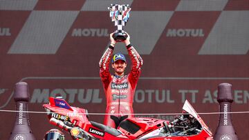 Francesco Bagnaia en el podio de Assen.