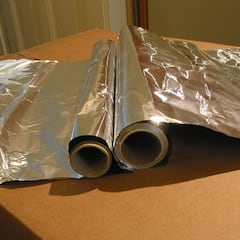 El truco viral para cortar el papel de aluminio recto sin tijeras