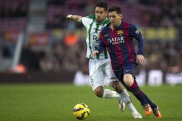 El delantero argentino del FC Barcelona Lionel Andres Messi y el centrocampista del Córdoba, Luis Eduardo Delgado luchan por el balón durante el partido correspondiente a la decimosexta jornada de Liga que disputan en el estadio Camp Nou de Barcelona. 