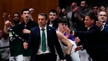 Ibon Navarro, entrenador del Unicaja, celebra una canasta en las semifinales de la Copa del Rey de Badalona ante el Real Madrid.