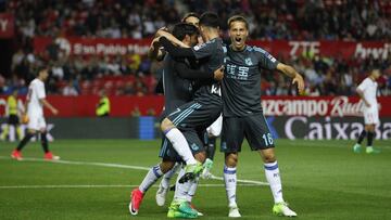 Carlos Vela celebra con Canales su gol al Sevilla.