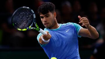 Tennis - Paris Masters - Accor Arena, Paris, France - October 31, 2024 Spain's Carlos Alcaraz in action during his round of 16 match against France's Ugo Humbert REUTERS/Stephanie Lecocq
