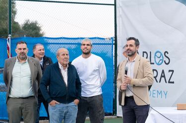 Carlos Alcaraz compartió esta distinción con los chicos y chicas del club, acompañado por el presidente y por su padre.