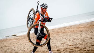 Mathieu Van Der Poel compite durante el Mundial de Ciclocr&oacute;s de 2021 en Ostende.