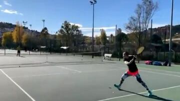 Carla Su&aacute;rez entrena junto a Sara Errani sobre una pista de tenis.