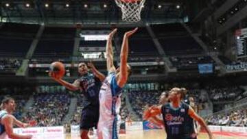 <b>DESPERTÓ. </b>Antoine Wright entra a canasta superando a Betts.