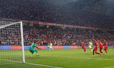 Jugada al primer toque dentro del área turca, con Nico Williams jugando para Oyarzabal, que se la entrga a un Mikel Merino que engancha un poderoso zurdazo, imparable para Çakir. Brutal.