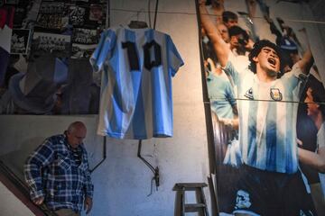 Visitamos la casa en la que vivió el astro argentino durante su etapa como futbolista del Argentinos Juniors (1978-1980) en el barrio de La Paternal en Buenos Aires. La vivienda se ha convertido en un curioso museo. En la foto, Alberto Pérez, director del