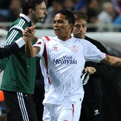 Carlos Bacca al nivel de Mbappé y Cavani, según Emery