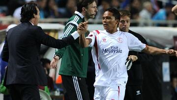 Carlos Bacca al nivel de Mbappé y Cavani, según Emery