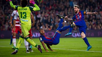 BARCELONA, SPAIN - OCTOBER 29: Rafinha (C) of FC Barcelona scores the opening goal with an overhead kick during the La Liga match between FC Barcelona and Granada CF at Camp Nou stadium on October 29, 2016 in Barcelona, Spain. (Photo by Alex Caparros/Ge