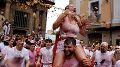 Ambiente en la Plaza Consistorial,plaza que está situada en el corazón del Casco Antiguo de Pamplona, donde se realiza el Chupinazo.