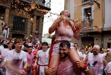 Ambiente en la Plaza Consistorial,plaza que está situada en el corazón del Casco Antiguo de Pamplona, donde se realiza el Chupinazo.