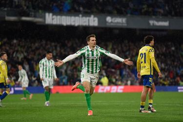 Cuando un equipo está de dulce, le sale todo y el Betis lo está. Diego Llorente hizo el gol de con un golpeo muy preciso. Luego tuvo la misión de parar al ataque de Las Palmas y no fue fácil.