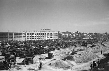 Finalmente el nuevo estadio del Real Madrid fue inaugurado el 14 de diciembre de 1947 con el partido que les enfrentó al Os Belenenses de Portugal (3-2), bajo el nombre de Estadio Real Madrid Club de Fútbol (sería conocido como Nuevo Estadio de Chamartín). Aunque las obras del estadio estaban acabadas, los alrededores todavía carecían de urbanización y acondicionamiento, como se puede apreciar en la imagen de Manuel Urech.