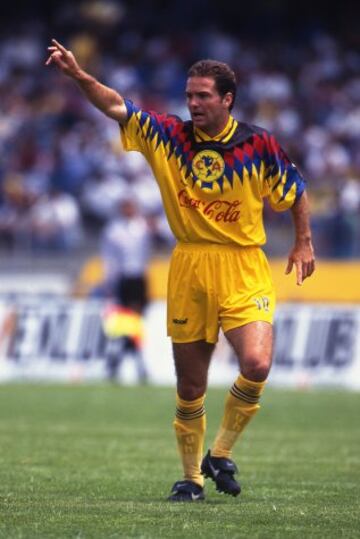 Se fue a España como goleador de la Liga Mexicana y Campeón con los Pumas. En el Atlético de Madrid marcó 28 goles y luego se apagó con la Real Sociedad. Regresó a México para marcar 39 goles con el América y fue monarca de goleo con el Atlante. Marcó dos goles en el Mundial del 94 y fue Campeón de goleo de la Copa América 95. Ganó la Copa Oro en el 96.