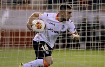 Paco Alcacer celebra el primer gol de su equipo. 1-0.