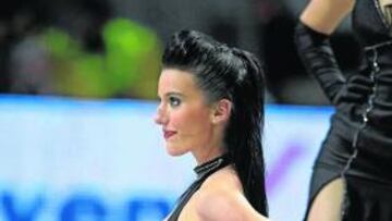 <b>De luto culé en baloncesto y fútbol</b> Iba de negro y se la vio por el pabellón de la Comunidad de Madrid en la Copa del Rey de baloncesto. Con la mirada perdida, nuestra musa trata de entender este fin de semana en el que el Barcelona fue apeado en la semifinales por el campeón vitoriano y noqueado por un calvo en el Camp Nou. Anímate mujer...