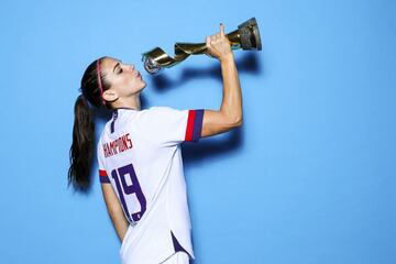 Resalta no solo por su belleza, sino por su enorme calidad dentro del campo, así como por su lucha por la igualdad en el fútbol de USA. Con la selección de las barras y las estrellas ganó dos Copas del Mundo, así como unos Juegos Olímpicos.