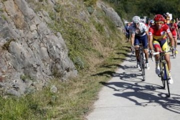 Los ciclistas Alejandro Valverde (Movistar) (i), y Alberto Contador (c) (Tinkoff-Saxo) (c), durante la undécima etapa de la Vuelta Ciclista España que ha transcurrido entre Pamplona y San Miguel de Aralar (Navarra), de 153,4 kilómetros.