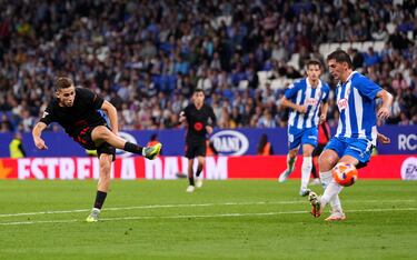 0-2. Recibe Fermín López dentro del área blanquiazul y finaliza con un disparo cruzado, con la derecha, para batir a Joan García.