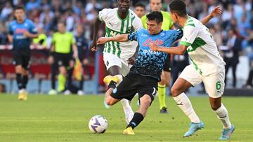 Hirving Lozano trata de mandar un tiro en el partido entre el Napoli y el Sassuolo.