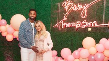 Khlo&eacute; Kardashian y Tristan Thompson en el baby shower de su hija.